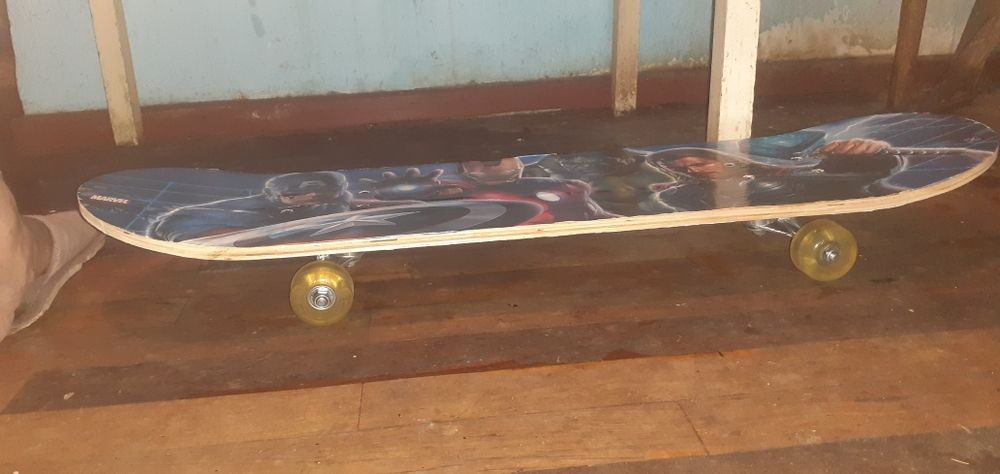Продаёться скеит новый.длинна доски 78 см,ширина 20см.