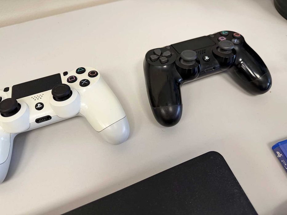 PlayStation 4 с 3 джойстика и игри / много запазен