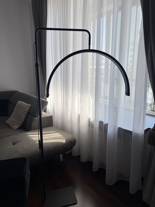Pat extensii de gene, perna și lampă semilună.