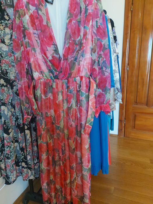 Vând rochii și costume mărimea 44,46.