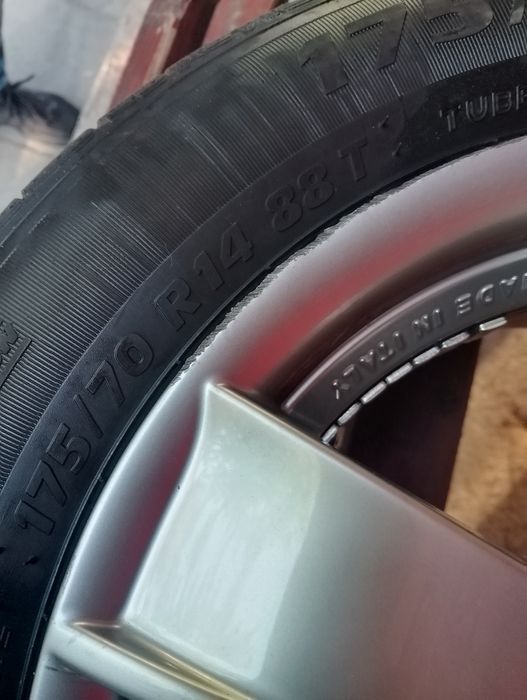 Продавам летни гуми с лети джанти