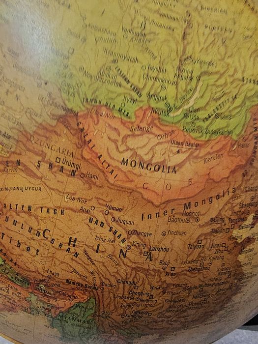 Светещ глобус  с лупа