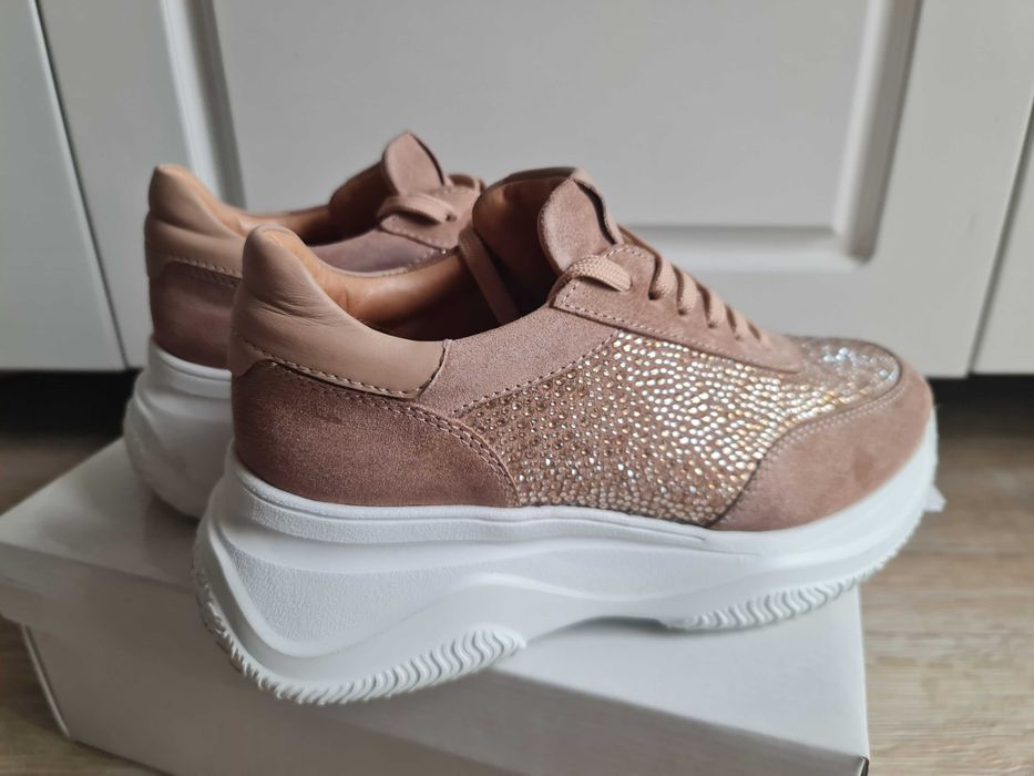 AQUAMARINE естествен велур и инкрустации.