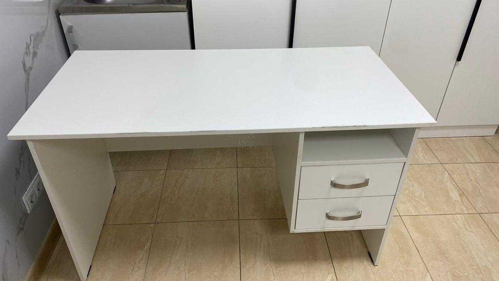 Продаю новый белый стол для офиса, кабинета врачей (куплен в Zeta)