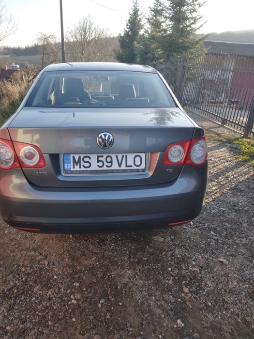 Vând Volkswagen jetta 1.9 tdi.