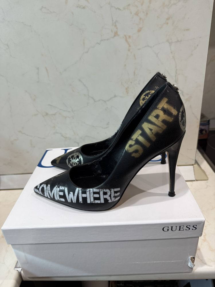 Обувки на ток Guess