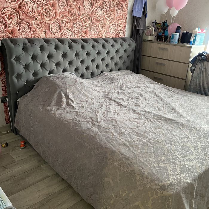 Большая кровать и 2 тумбочки