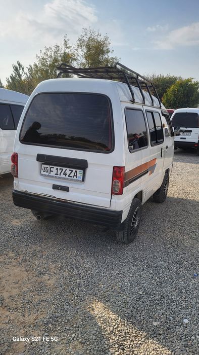 Moshina yurib turibdi