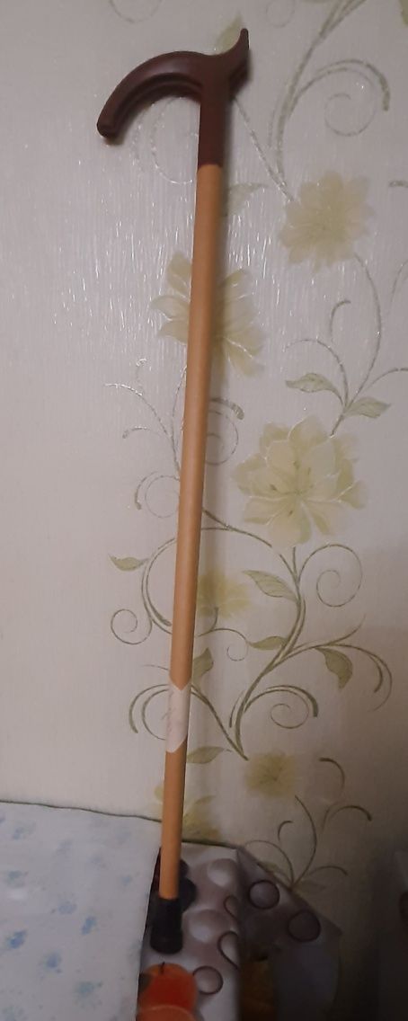 Продаю трость, деревянная с пластмассовой ручкой.