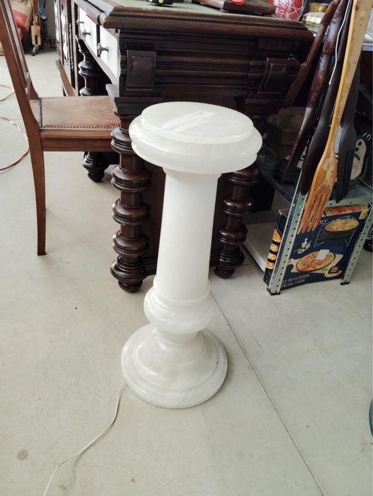 Мраморен постамент