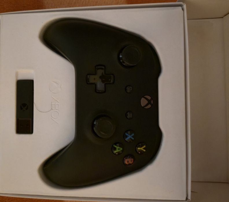 Xbox One X 1TB + Controller + 25 Jocuri fizice(Se pot vinde separat)