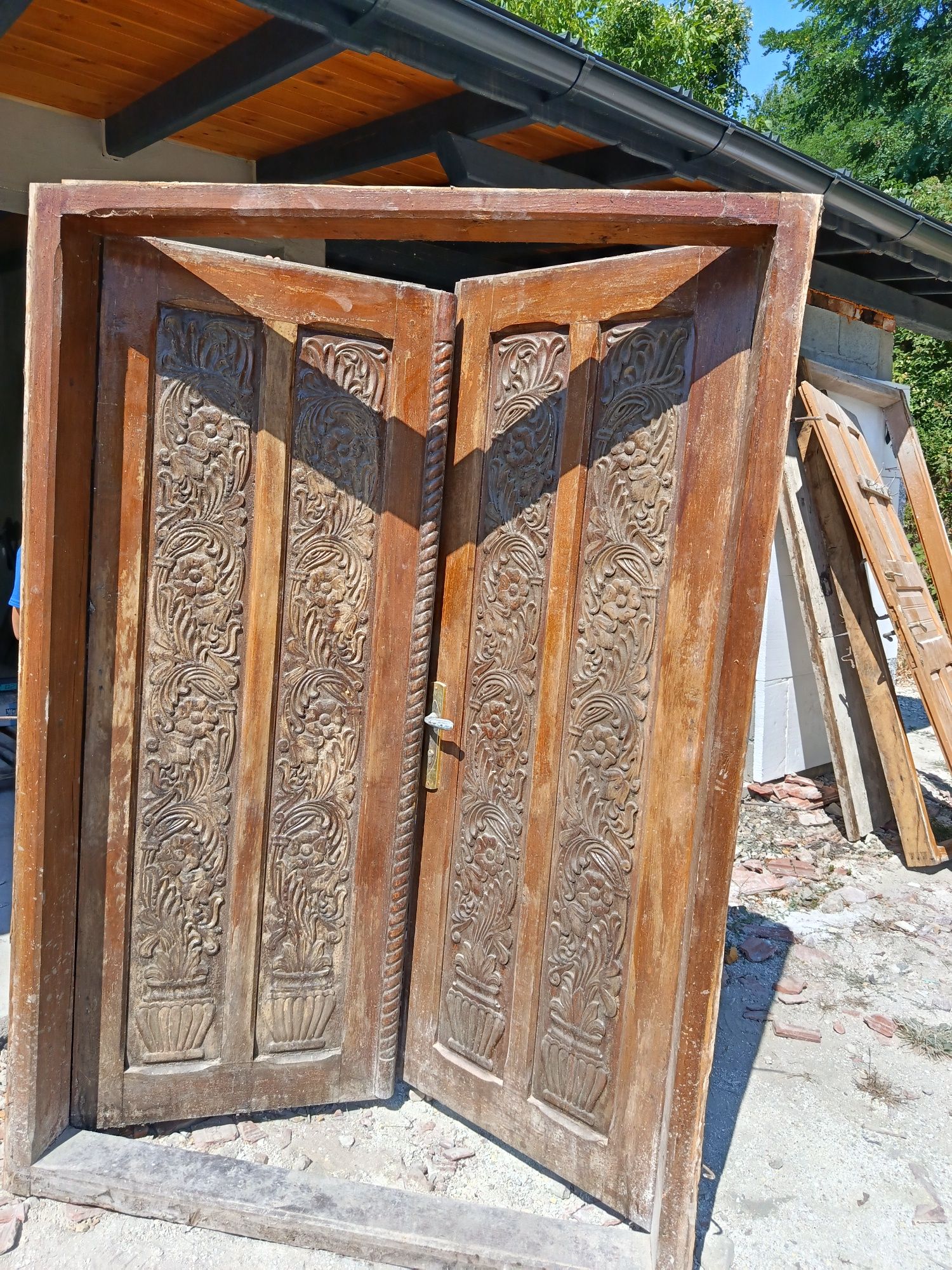 Usi duble sculptate