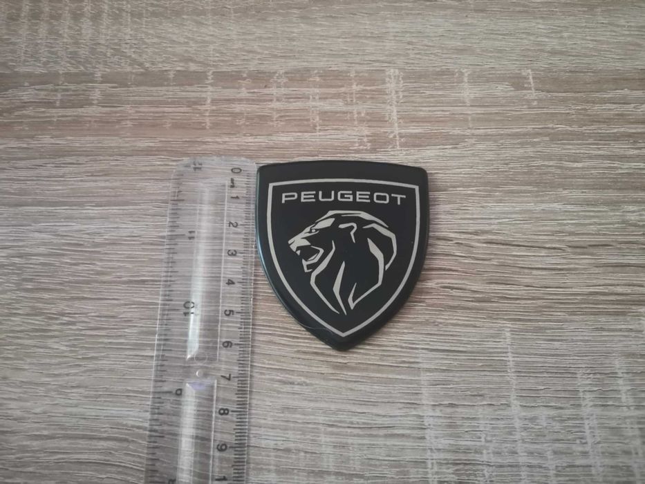 черна метална емблема Peugeot среден размер