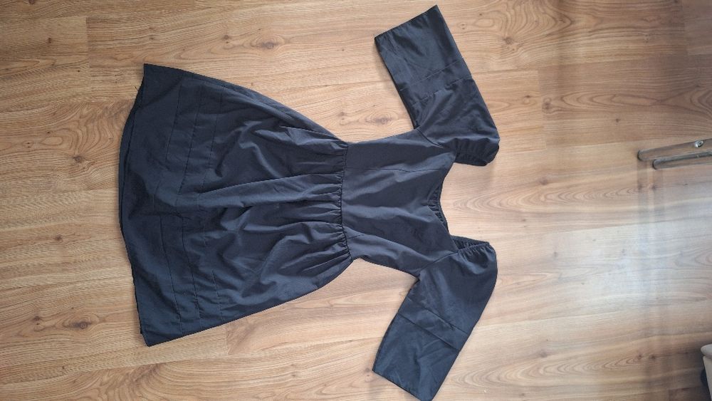 Черна къса рокля с квадратно деколте