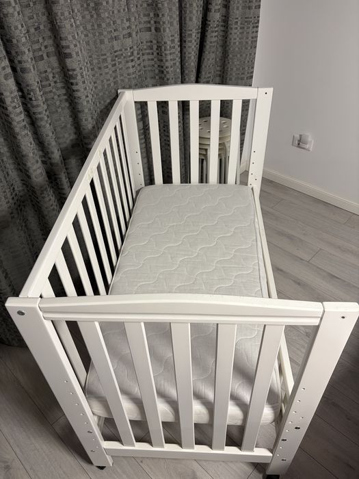 Patut din lemn alb pentru bebe