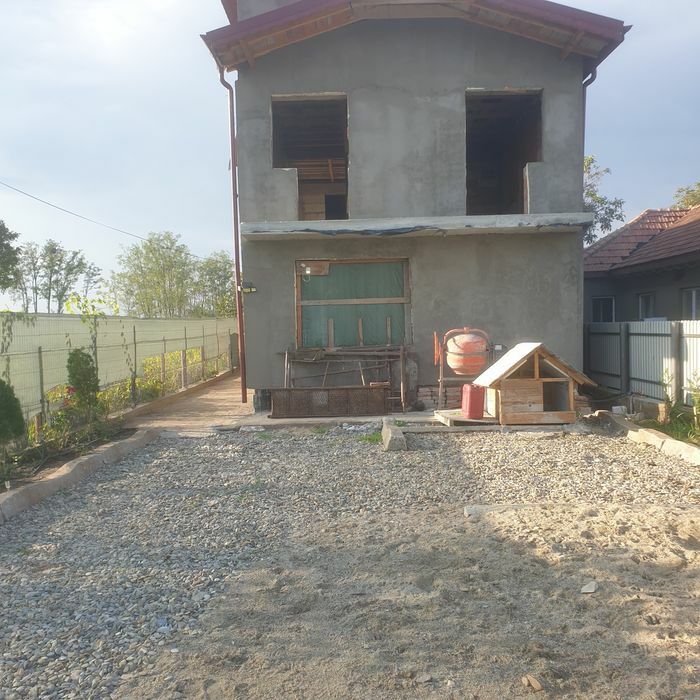 Casa la roșu de vanzare