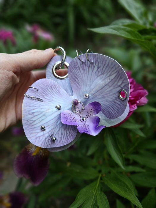 Брелоки орхидеи с пирсингом