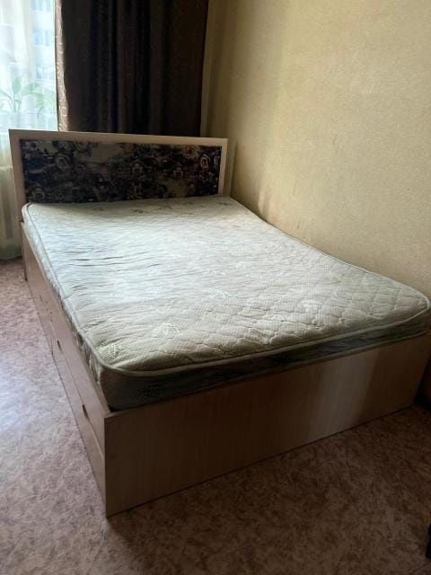 Продам Двухспальный кровать с матрасом 
Внизу имеется две полочки
Торг