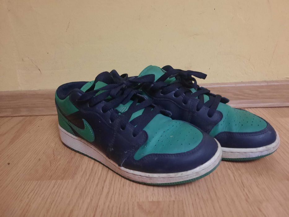 Adidasi Nike stare bunal