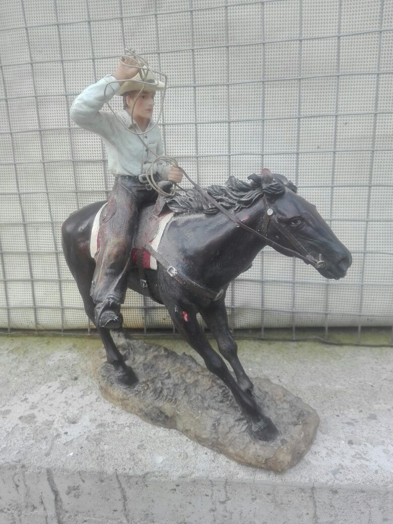 Статуя на каубой на кон „Горещо преследване”  Статуя от Смола