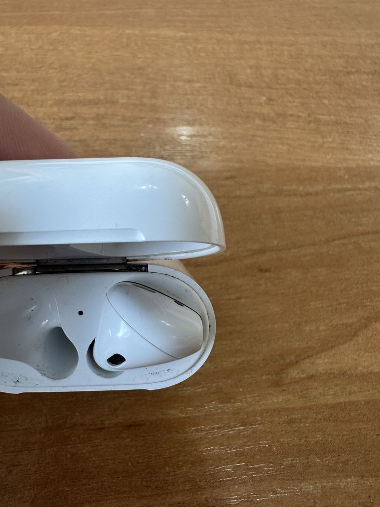 Кейс и Наушник airpods 2 на запчасти