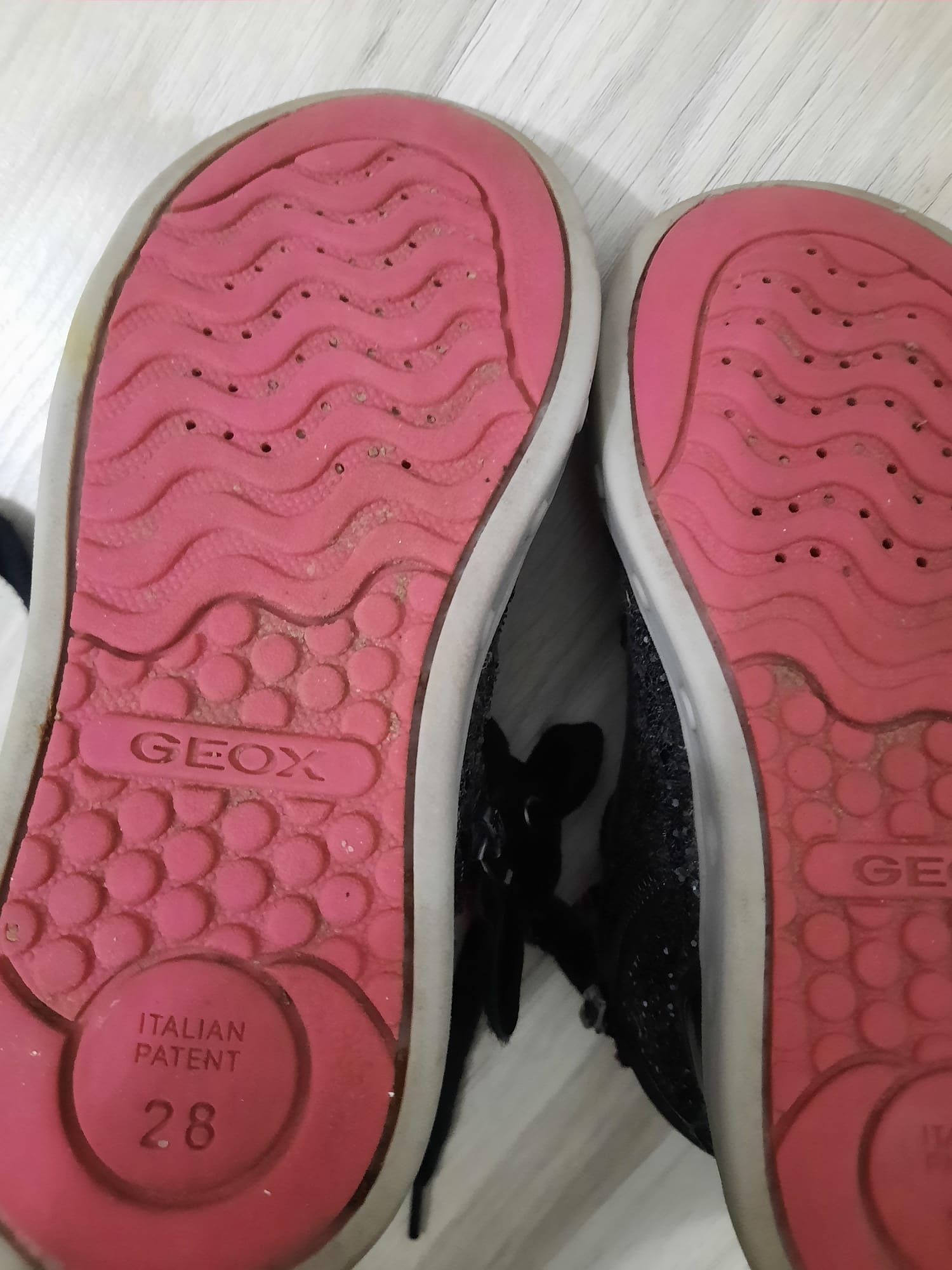 Vand o pereche de sneakers