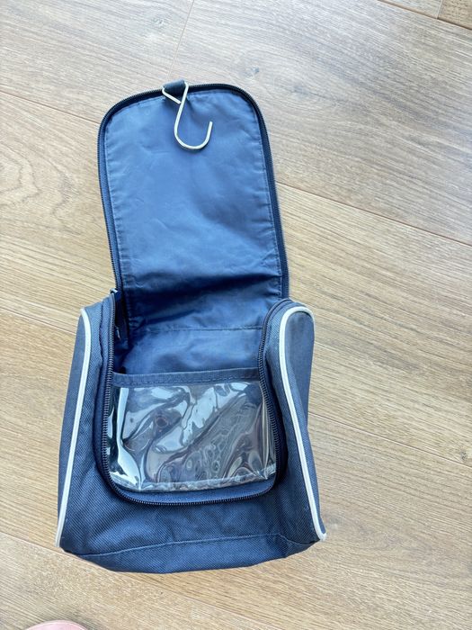 Geanta depozitare cosmetice Avon, perfecta pentru baie sau vacanta