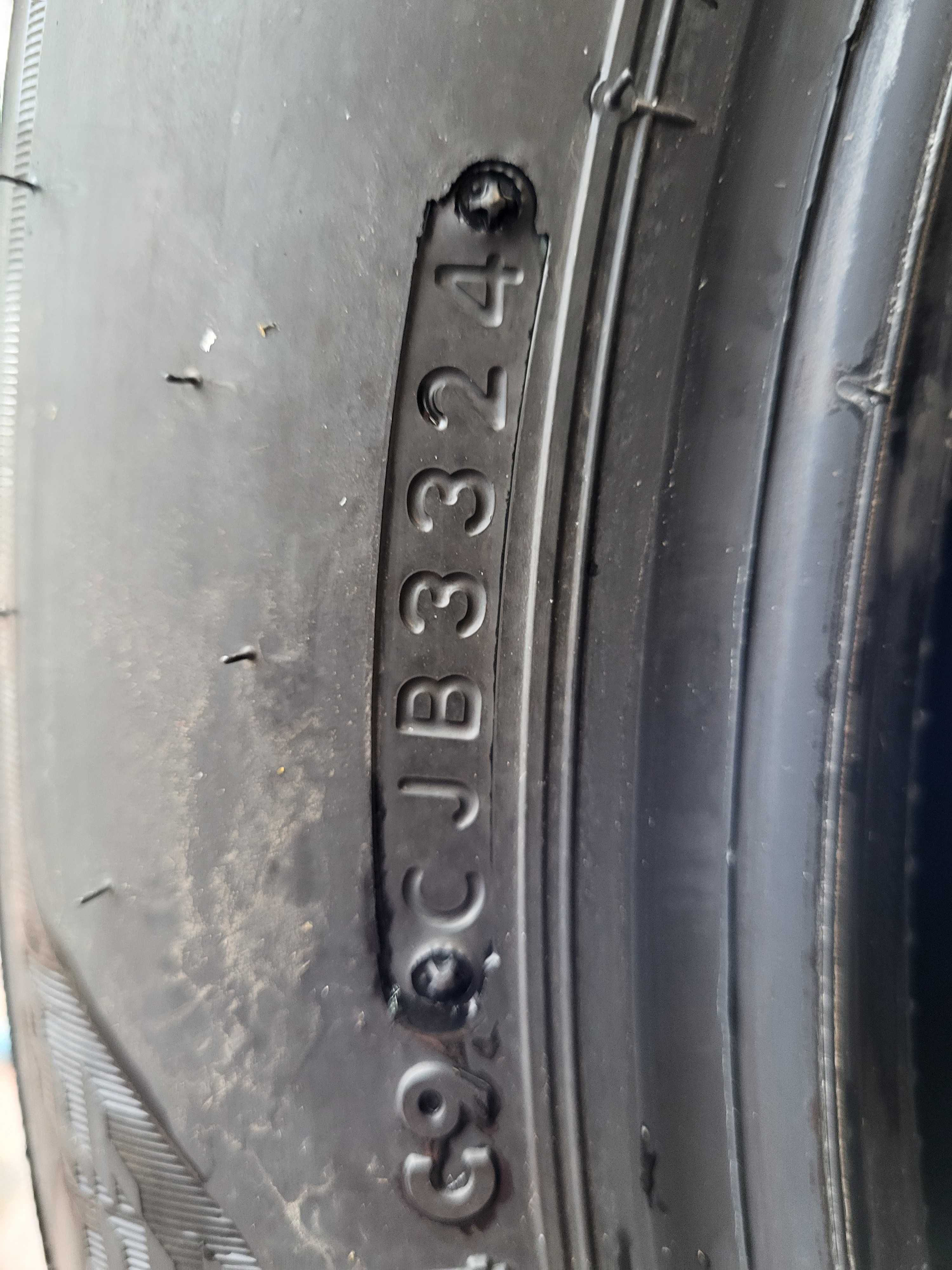 Vând set anvelope vara Bridgestone 215/ 55/ R18