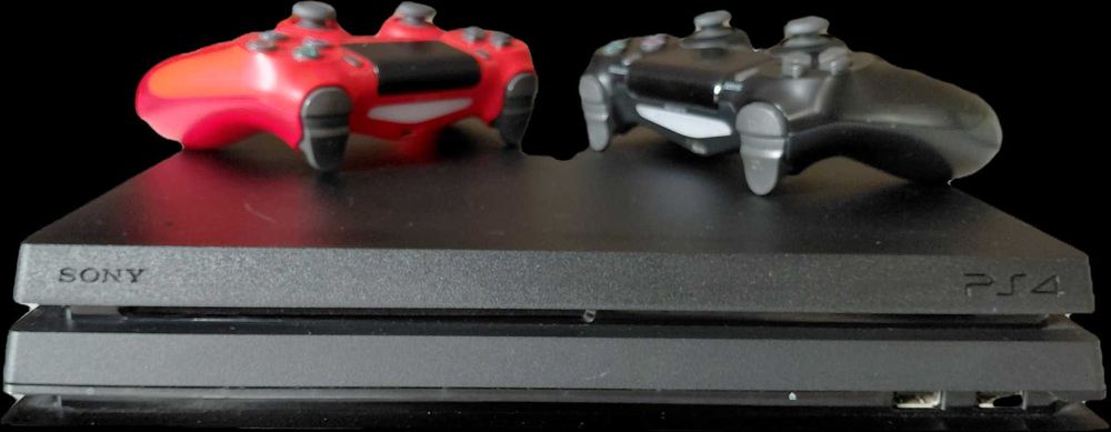 Продавам PS4 2019 год. и 2 джойстика + Red Dead Redemption II подарък!