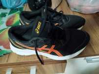 Vând adidași Asics