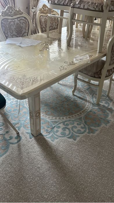Стол со стульями в отличном состояний
