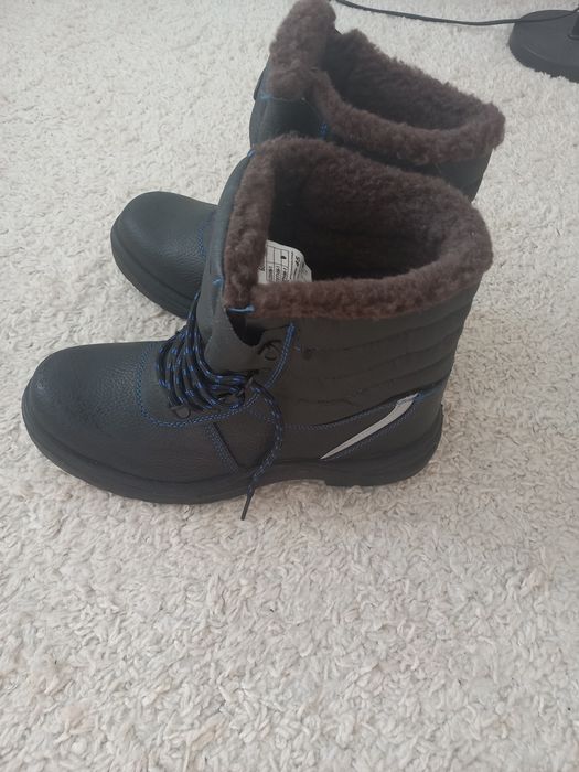 Продам новую зимнюю спецобувь