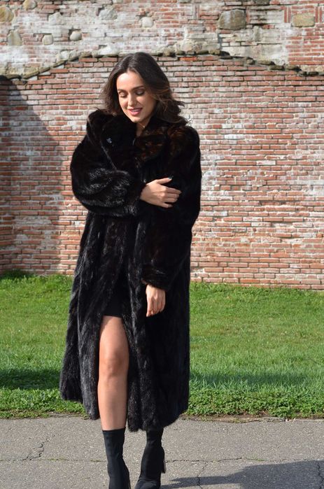 Haina blana lunga de nurca [Amanet Club Caro]