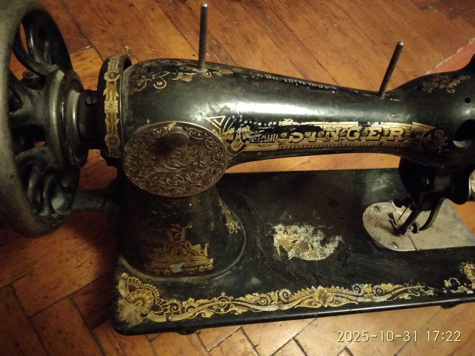 Старинная швейная машинка Зингер