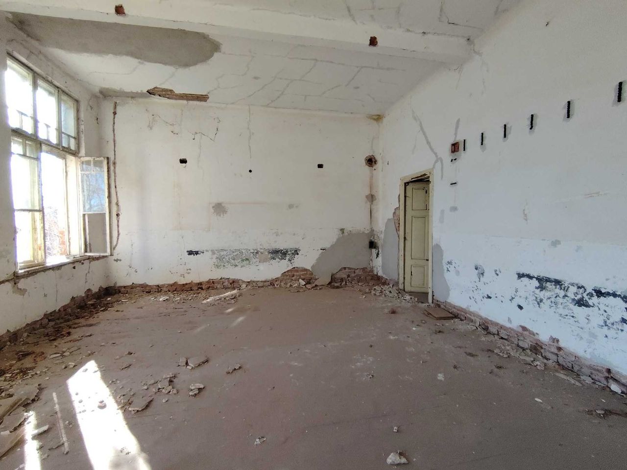 Продава се Промишлена сграда в с. Радомирци, Област Плевен - 9090 кв.м за 13 €/кв.м - Снимка #15