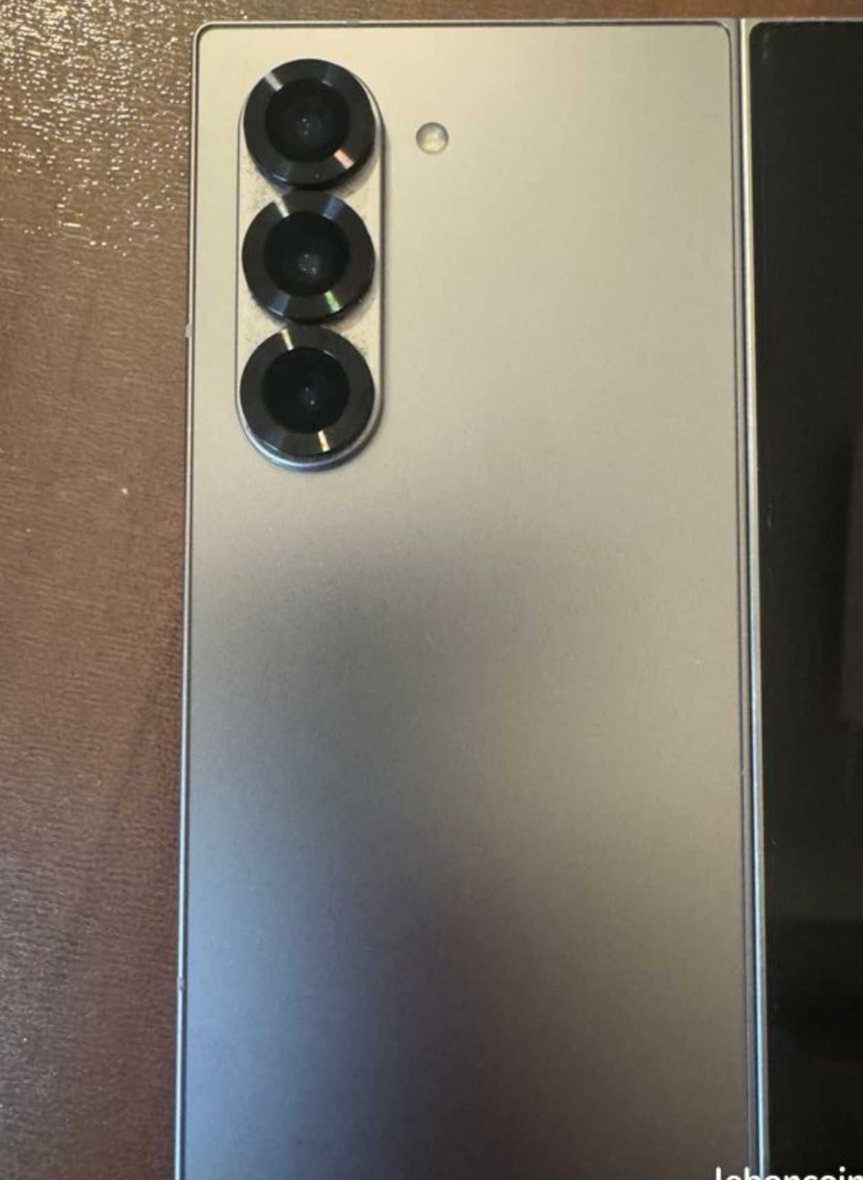 Продавам Samsung Galaxy Z Fold 6 (256) – като нов, с оставаща 1 година