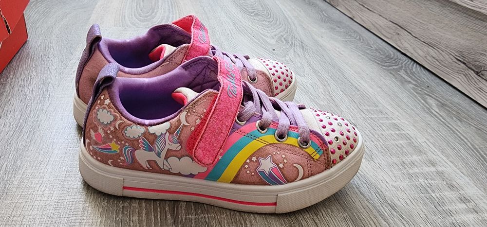 Продавам светещи кецове.