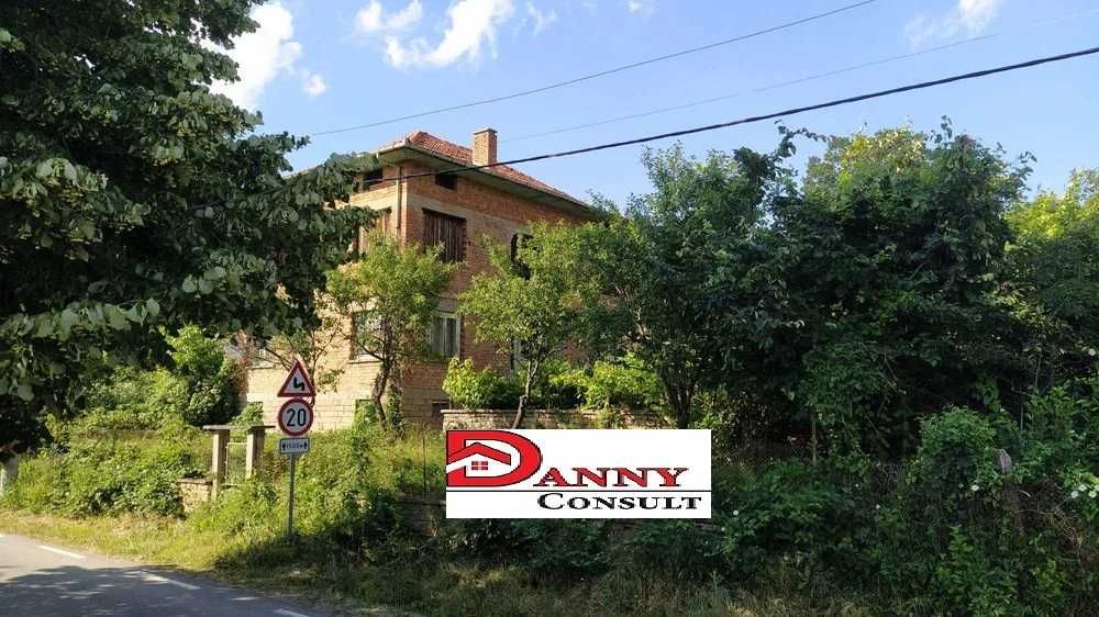 Двуетажна къща с 4 дк. двор в Дряновския балкан