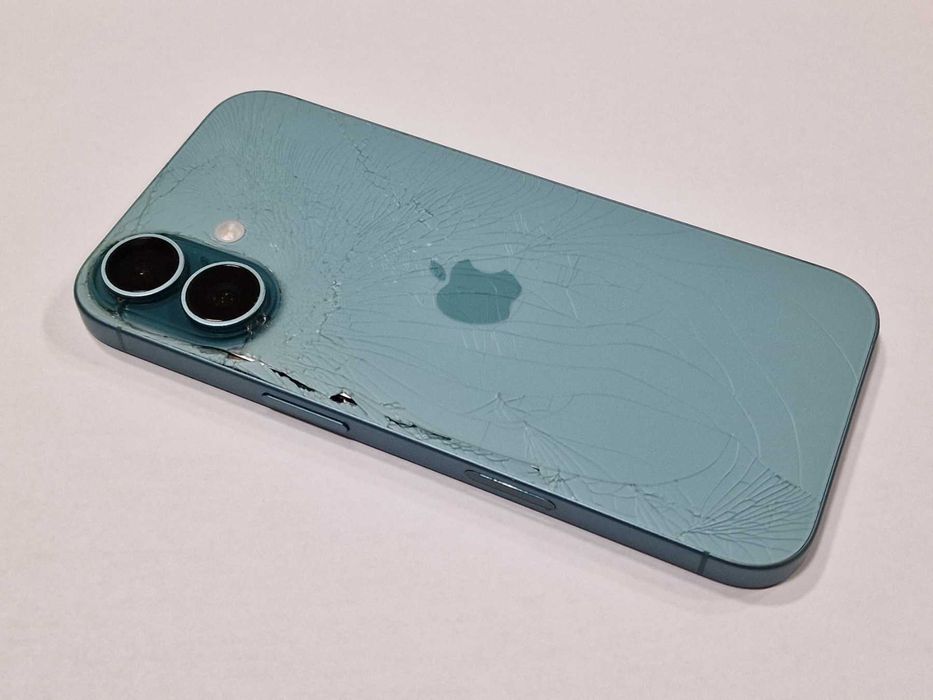 Apple iPhone 16 128GB / спукан гръб