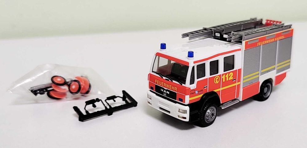 Macheta 1:87 camion pompieri Man LE2000 LF HERPA 046664, diorama H0