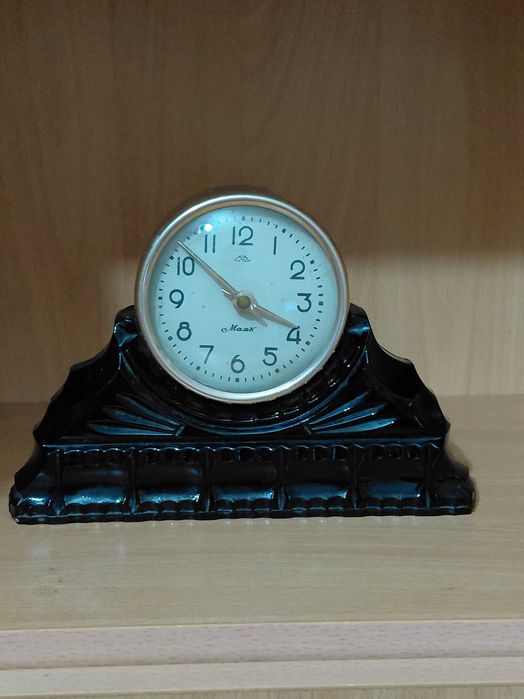 Продам винтажные настольные советские часы "Маяк"