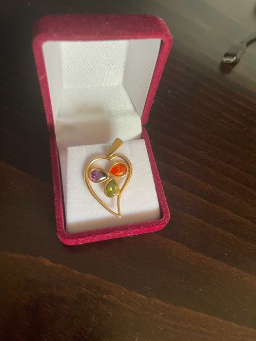 Златен медальон с камъни
Златен медальон с камъни