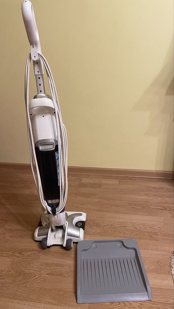 Rowenta-Aspirator vertical cu mop abur