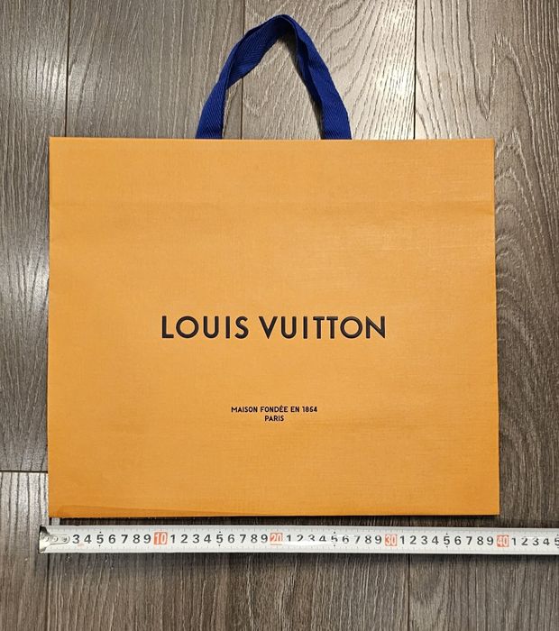 Харт. чанти на Louis Vuitton, Apple, Church's,  Gieves&Hawkes