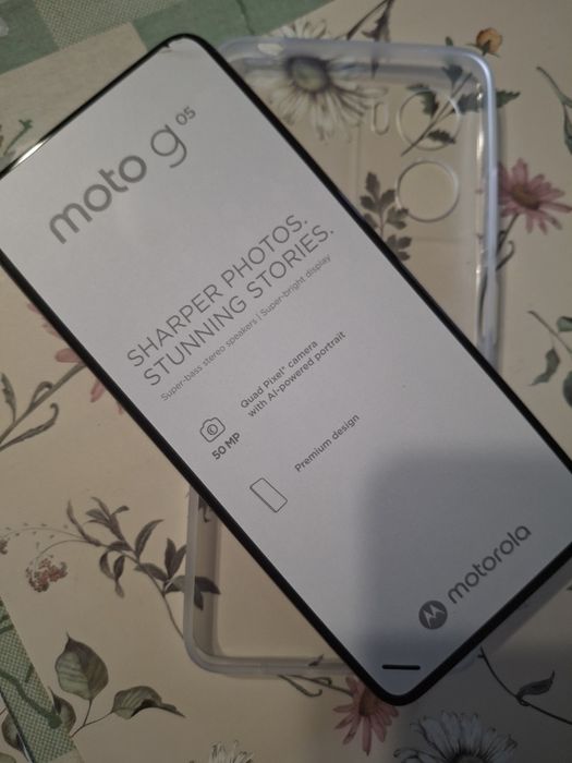 Телефон нов има силиконов калъв.