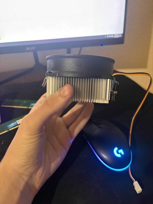 AMD Ryzen 3 3200g, cu cooler separat (negociabil)