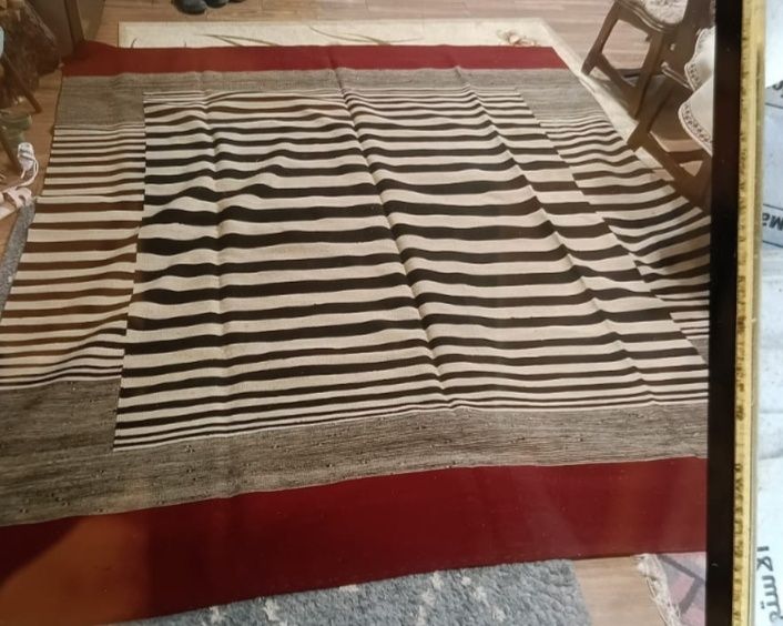 Covor țesut manual din lana de calitate superioara .