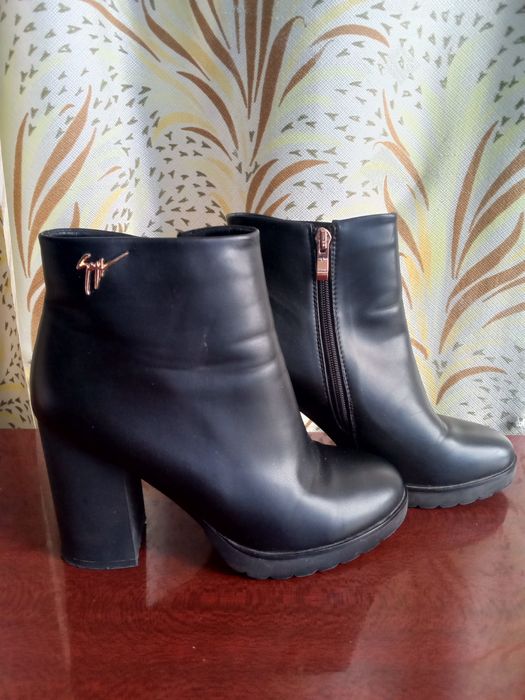 Продам ботиночки осенние.