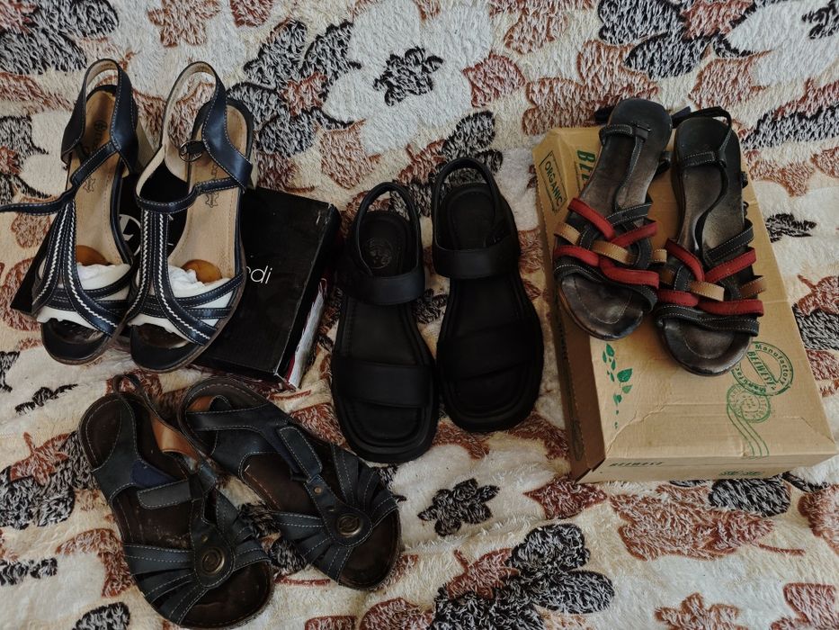 Отдам сандалии размер 39-40