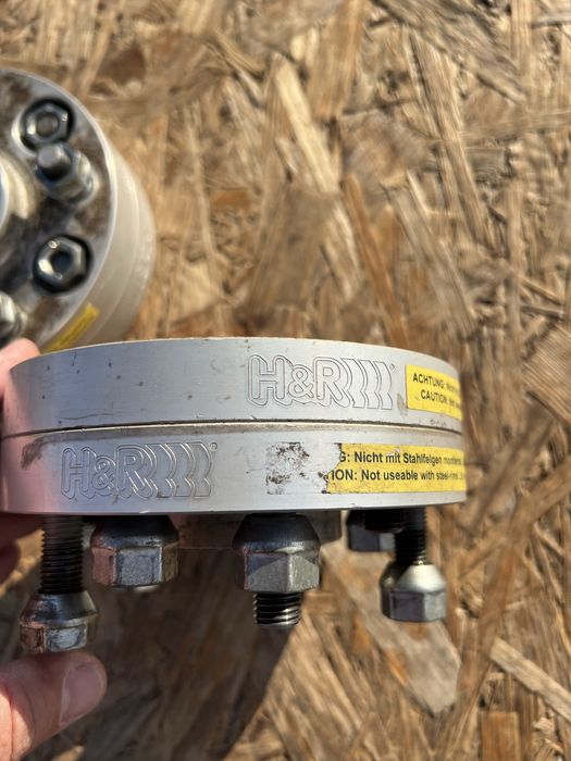 Distantiere cu suruburi